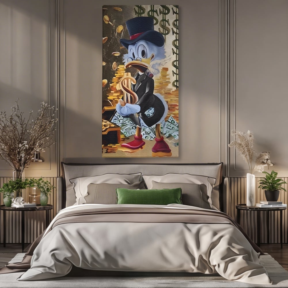 Tablou canvas cu tablou canvas cu scrooge duck si bani, fara rama, pe sasiu de lemn, pe perete intr-un dormitor